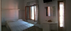Down duvets, minibar, in-room safe, individually decorated - Affittacamere Vista Mare (Porto Azzurro)