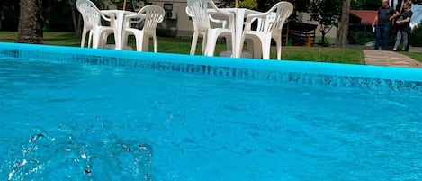 Kolam renang outdoor, dengan payung kolam renang dan kursi berjemur