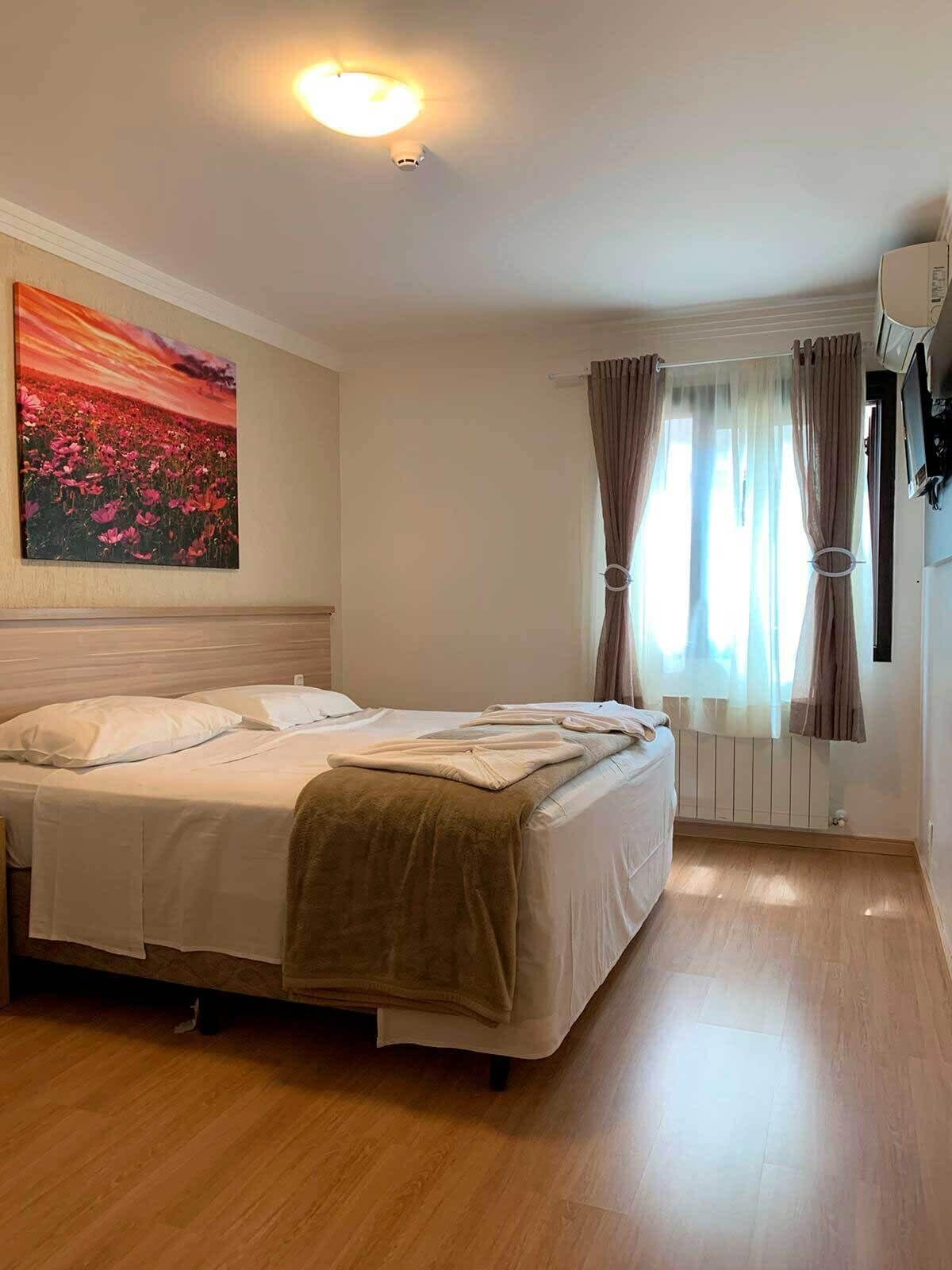 Minibar, cortinas blackout, tabla de planchar con plancha y wifi gratis 