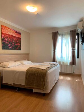 Deluxe dubbelrum | Minibar, mörkläggningsgardiner, strykjärn/strykbräda och gratis wi-fi