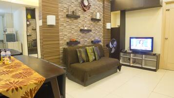 Habitació doble familiar, 2 dormitoris | Sala d'estar | Televisor LCD