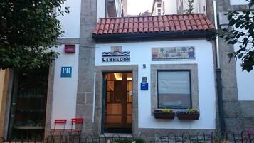 Vista frontal de la propiedad