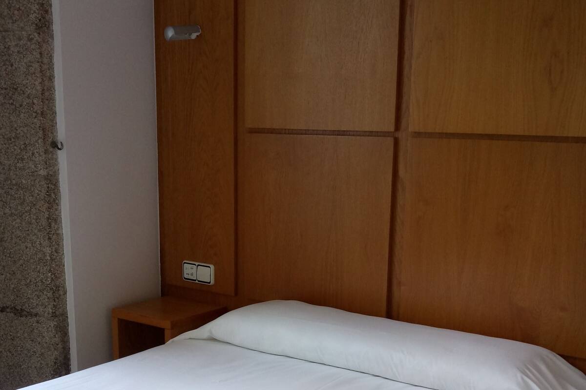Chambre Standard double | Coffre-fort, bureau, accès au Wi-Fi (inclus), literie fournie