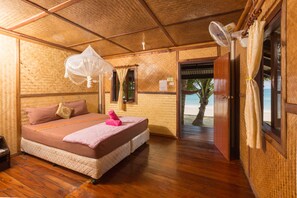 Standard Bungalow Beachfront with Fan - No Hot Water | ตู้นิรภัยในห้องพัก, ผ้าปูที่นอน