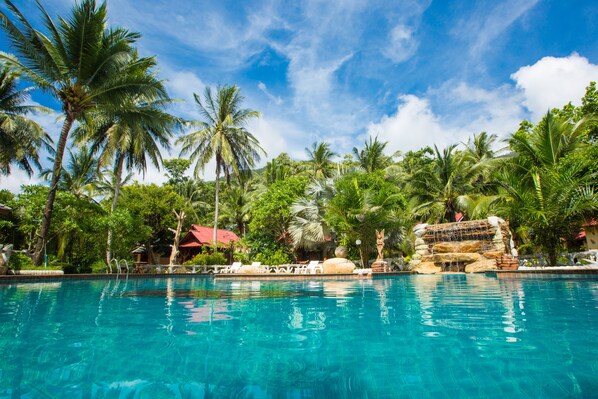 สระว่ายน้ำกลางแจ้ง, เก้าอี้อาบแดดริมสระ