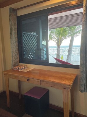 Deluxe-Ferienhütte, am Strand | Zimmersafe, Bettwäsche