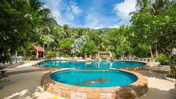 Piscina externa, espreguiçadeiras