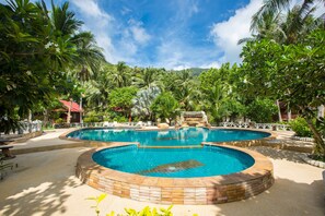 Outdoor pool, sun loungers - Bottle Beach 1 Resort (Ko Pha-ngan)