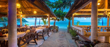 Déjeuner, dßner et souper servis sur place, vue sur la plage