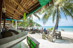 Beach views, serves breakfast, lunch and dinner