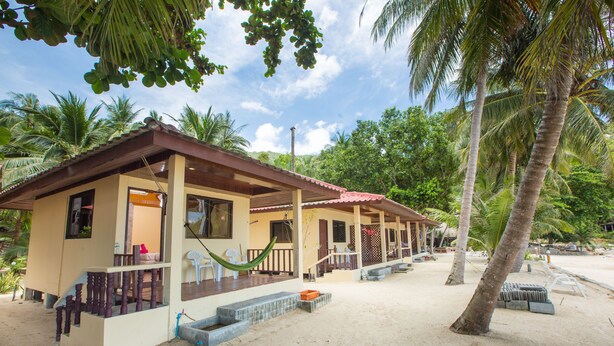 A beachfront property with a covered porch, a hammock, and a sandy beach. - Bottle Beach 1 Resort (Ko Pha-ngan)