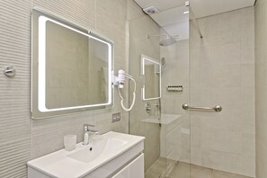 Grand Suite | Bathroom | Shower, rainfall showerhead, free toiletries, hair dryer