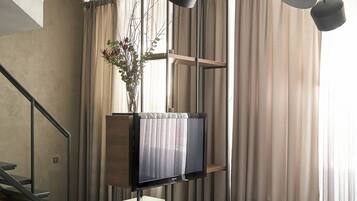 Chambre Quadruple Luxe | Surmatelas, minibar, coffres-forts dans les chambres