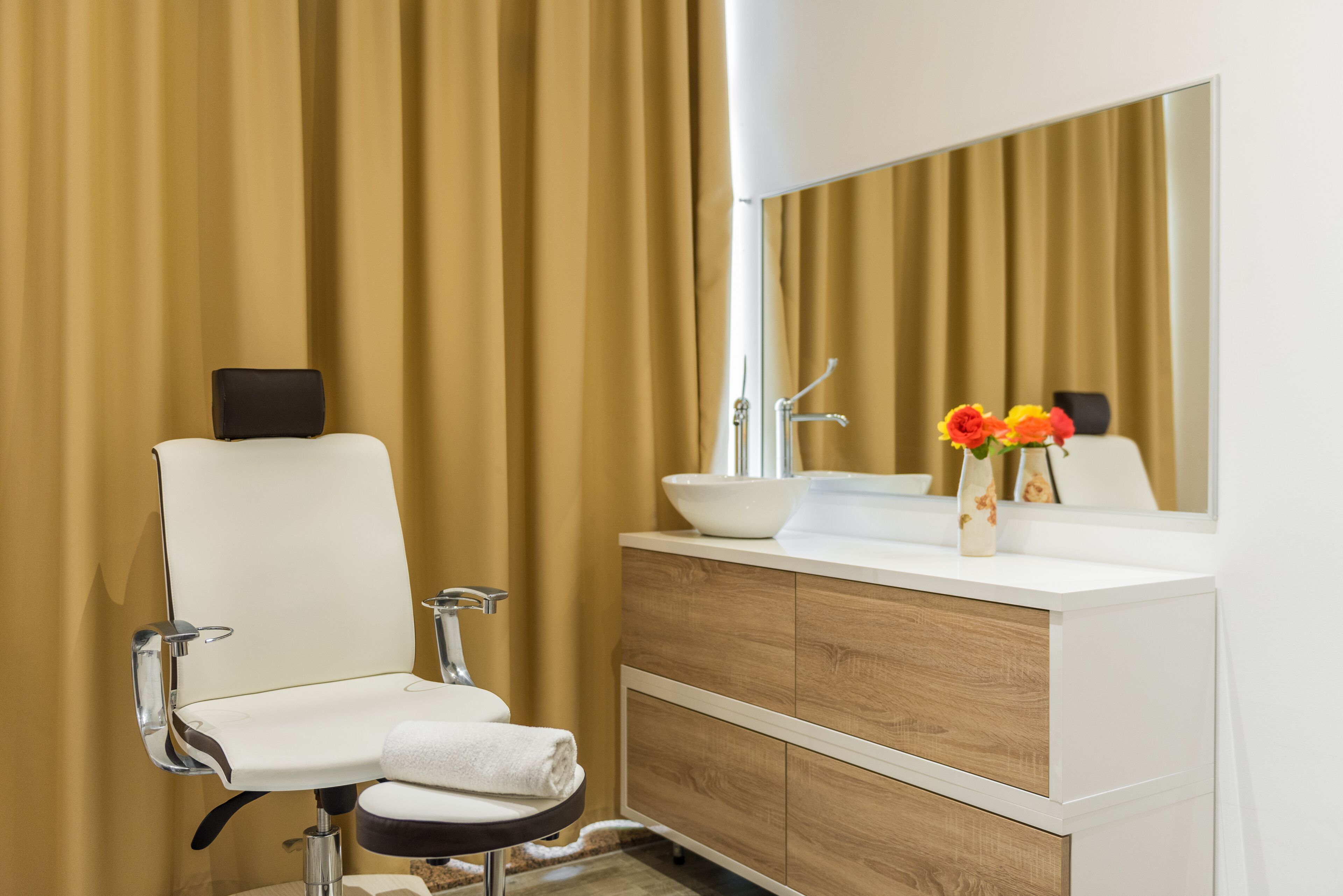 body treatments, aromatherapy, body wraps, body scrubs, facials