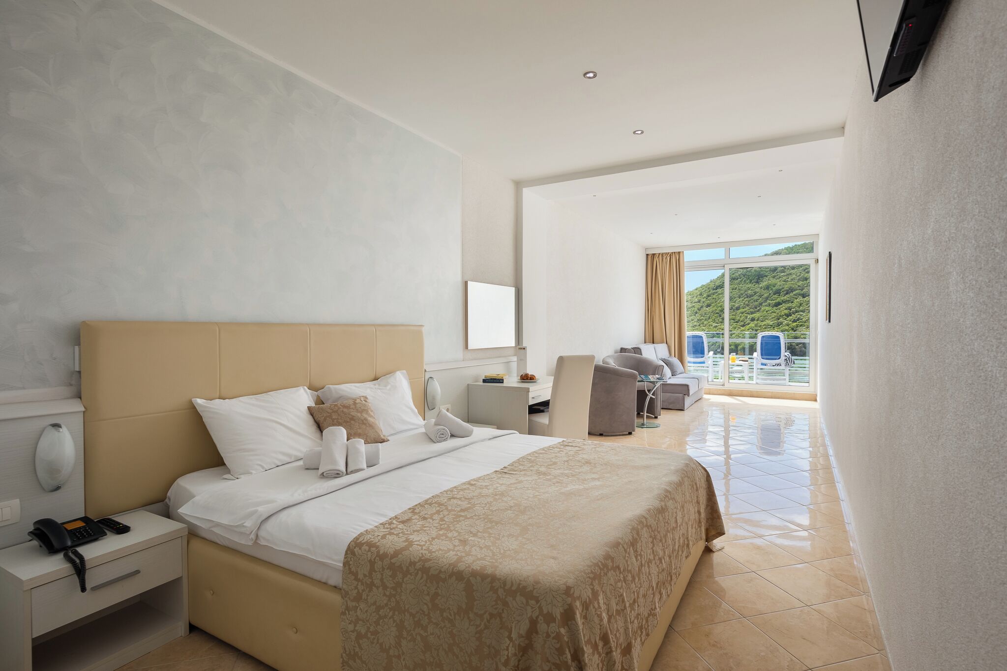 Standard Double or Twin Room | In-room safe, desk, bed sheets
