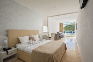 Dobbelt- eller tomannsrom – standard | Safe på rommet, skrivebord og sengetøy