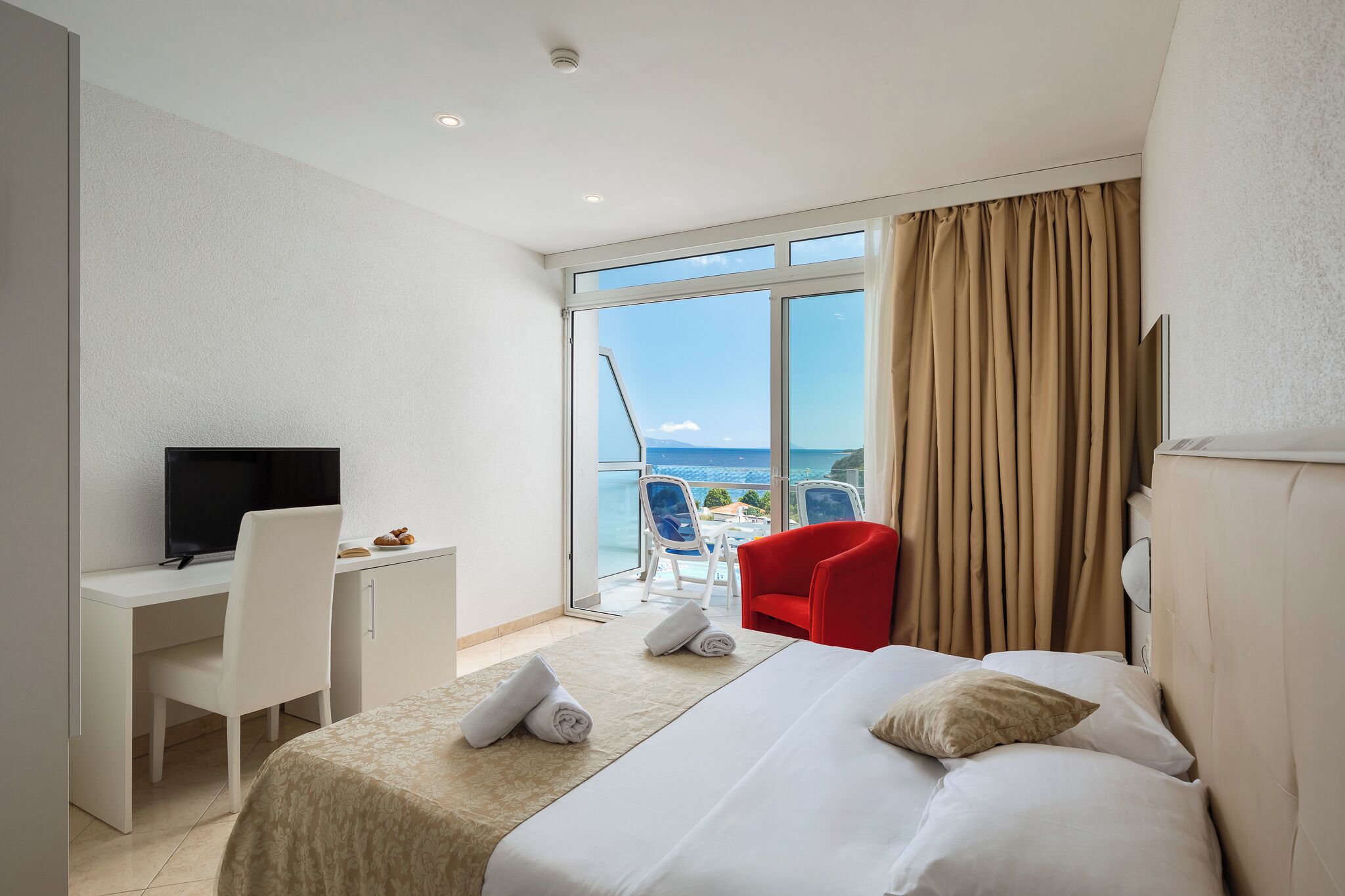 standard double or twin room | in-room safe, desk, bed sheets