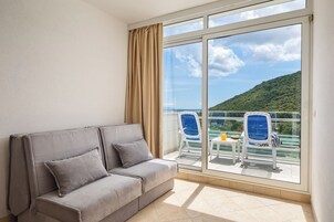 Caja de seguridad en la habitación, escritorio y ropa de cama