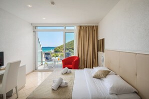 Standaard kamer, 1 twee- of 2 eenpersoonsbedden | Een kluis op de kamer, een bureau, beddengoed