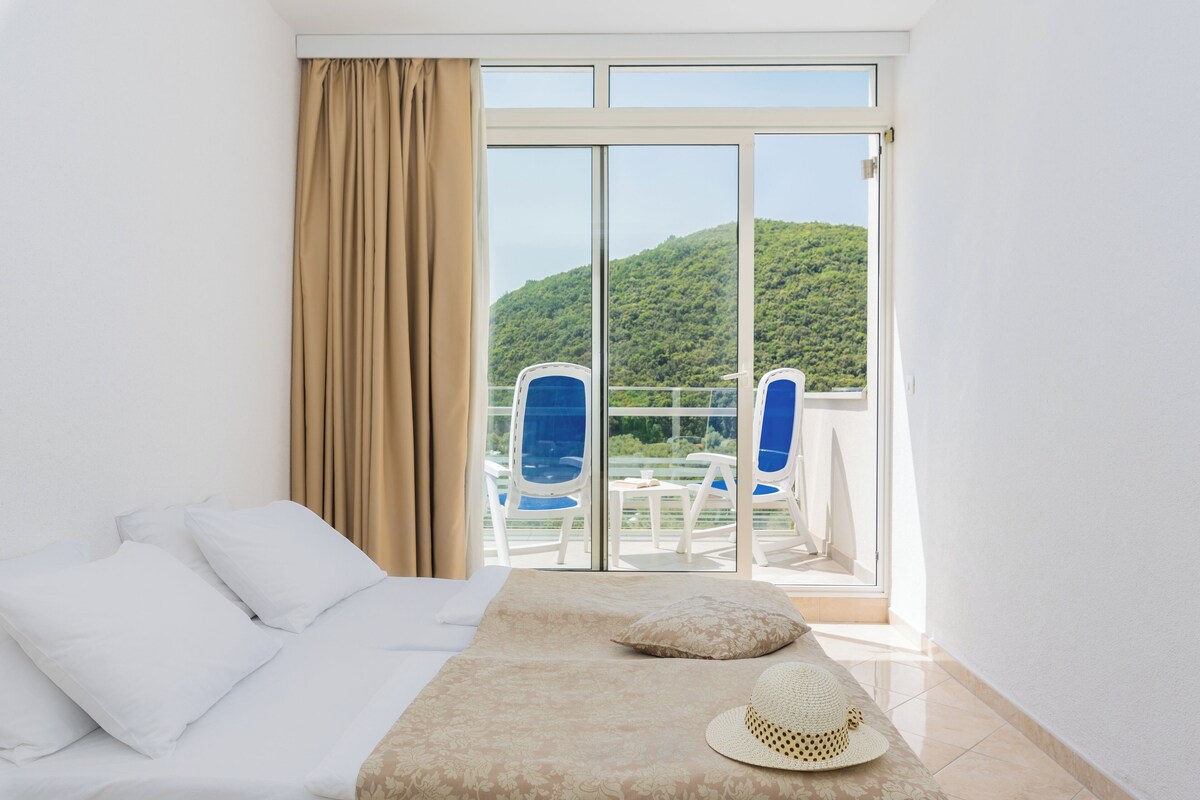In-room safe, desk, bed sheets