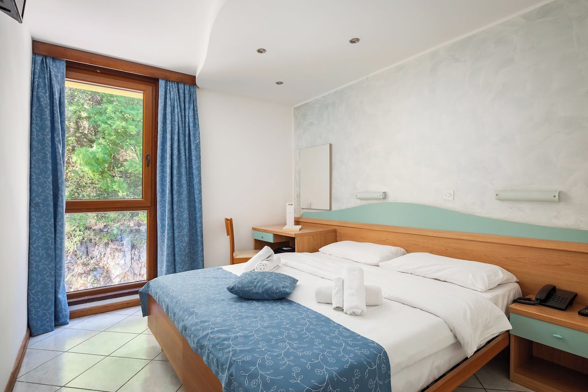 Economy Single Room | Peti besi dalam bilik, meja, cadar katil
