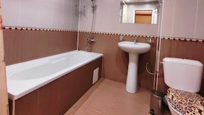 Ein Badezimmer mit Badewanne, Waschbecken, Toilette und Dusche.