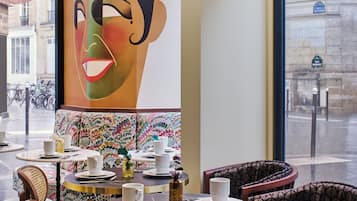 Desayuno buffet todos los días (con cargo)