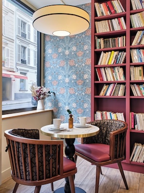 Lobby sitting area - Hôtel Joséphine & SPA by HappyCulture (Paris)