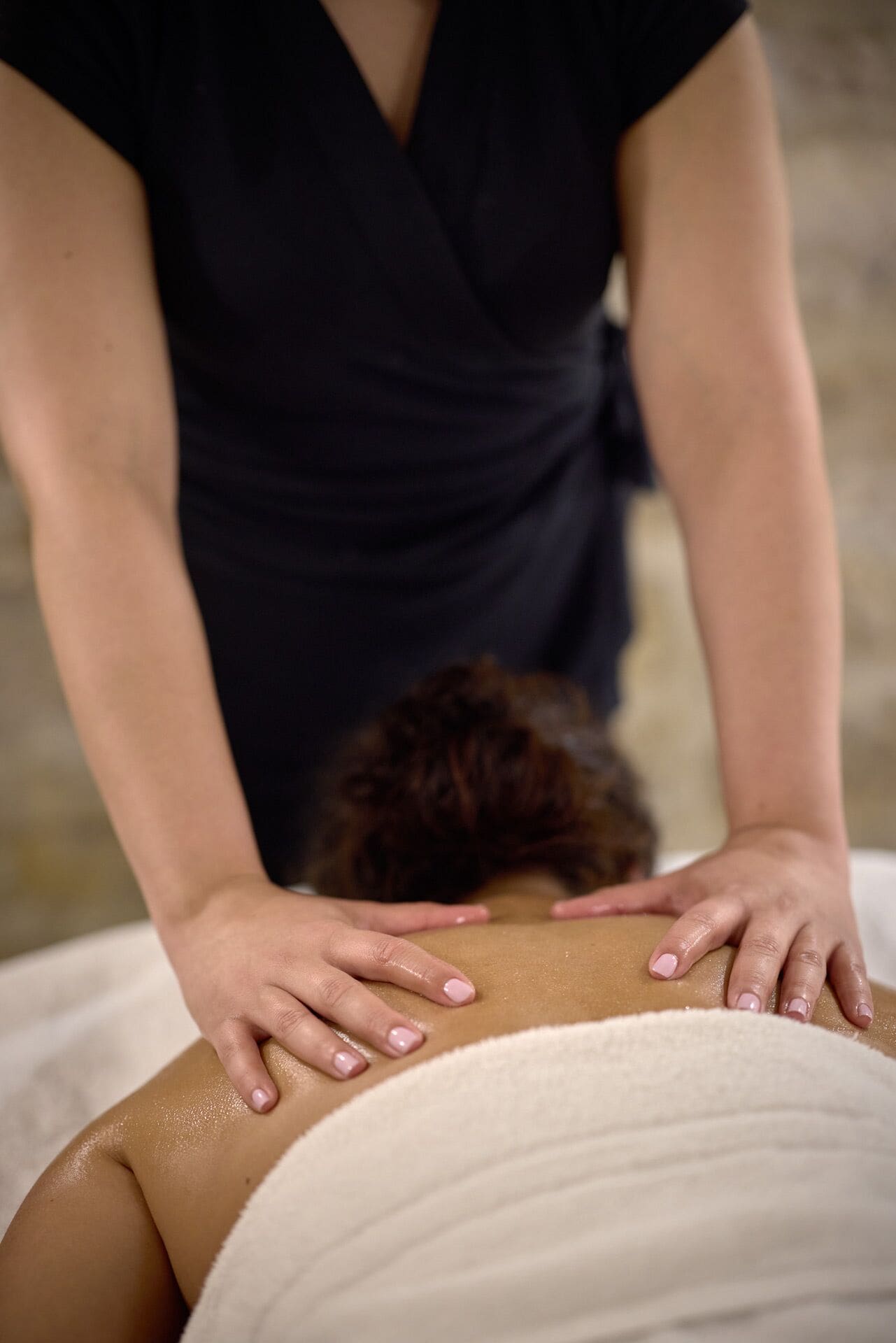 Iemand ontvangt een rugmassage.