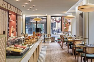 Petit déjeuner buffet (14 EUR par personne)