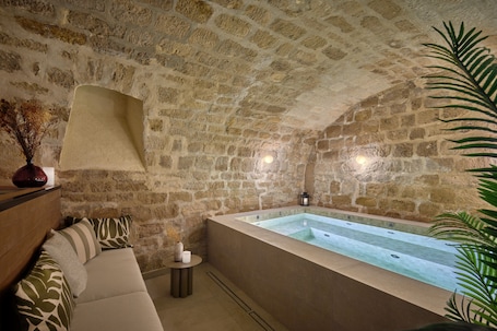 Sauna, massages. Hôtel Joséphine & SPA by HappyCulture