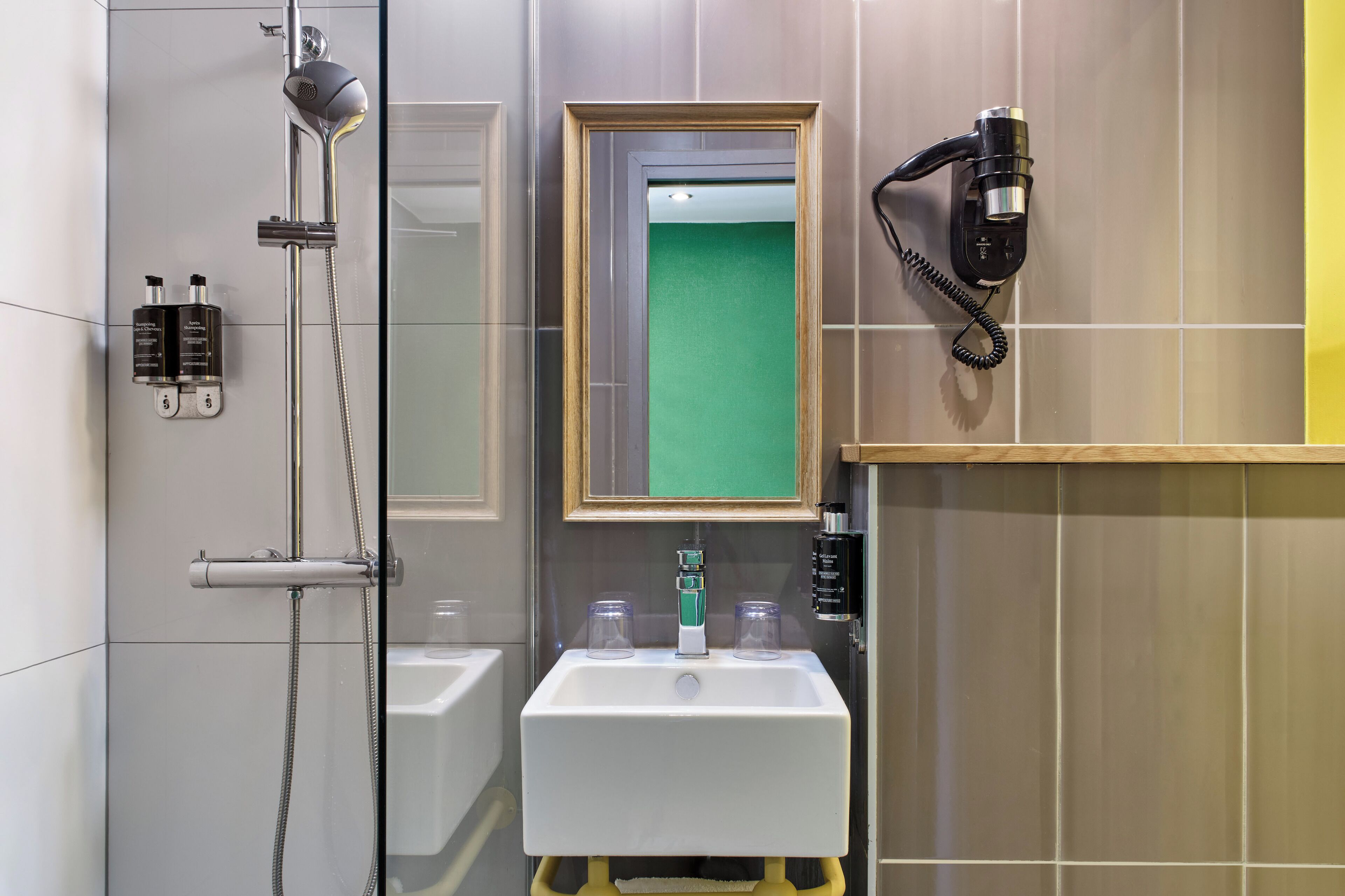 shower, rainfall showerhead, free toiletries, hair dryer