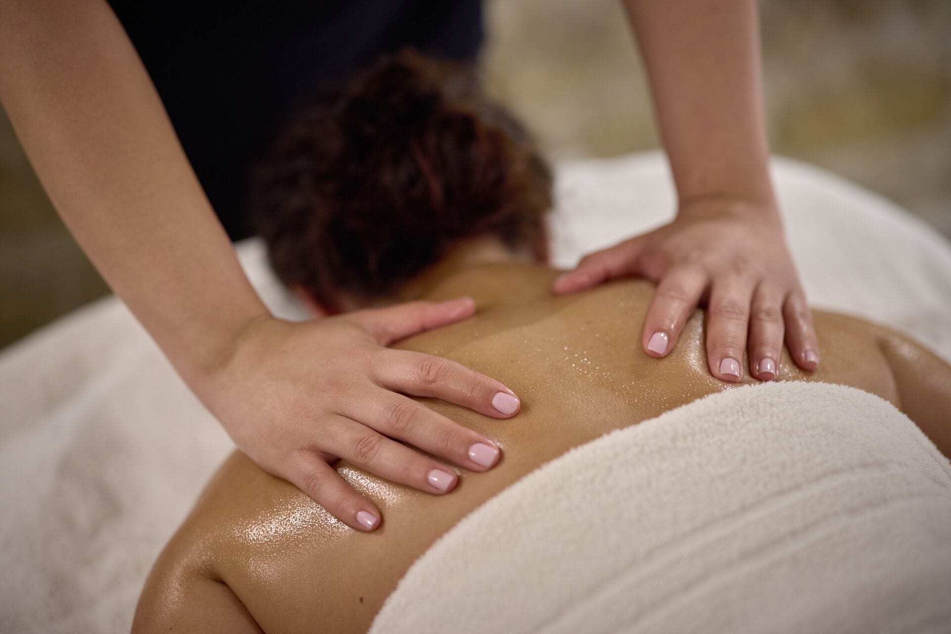 Iemand ontvangt een rugmassage.
