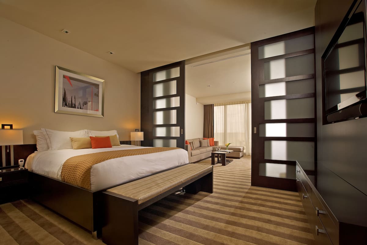 Deluxe Suite | Select Comfort-bedden, een kluis op de kamer, een bureau