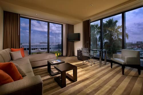 Deluxe Suite | リビング エリア | 46 インチのLED テレビ (デジタル放送視聴可)、テレビ