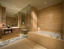 Master Suite | Banheiro | Chuveiro com efeito de chuva, produtos de toalete de grife