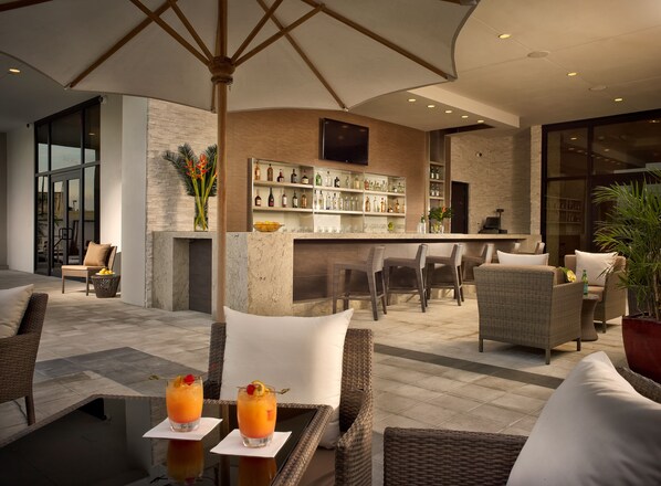 Sert le petit déjeuner, le déjeuner et le dîner