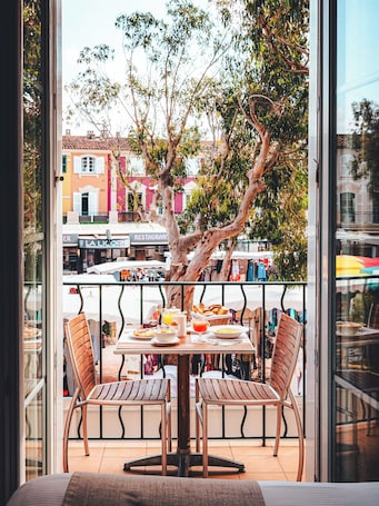 Minibar, caja de seguridad en la habitación, escritorio y wifi gratis . Le Suffren Hotel, Golfe de Saint-Tropez