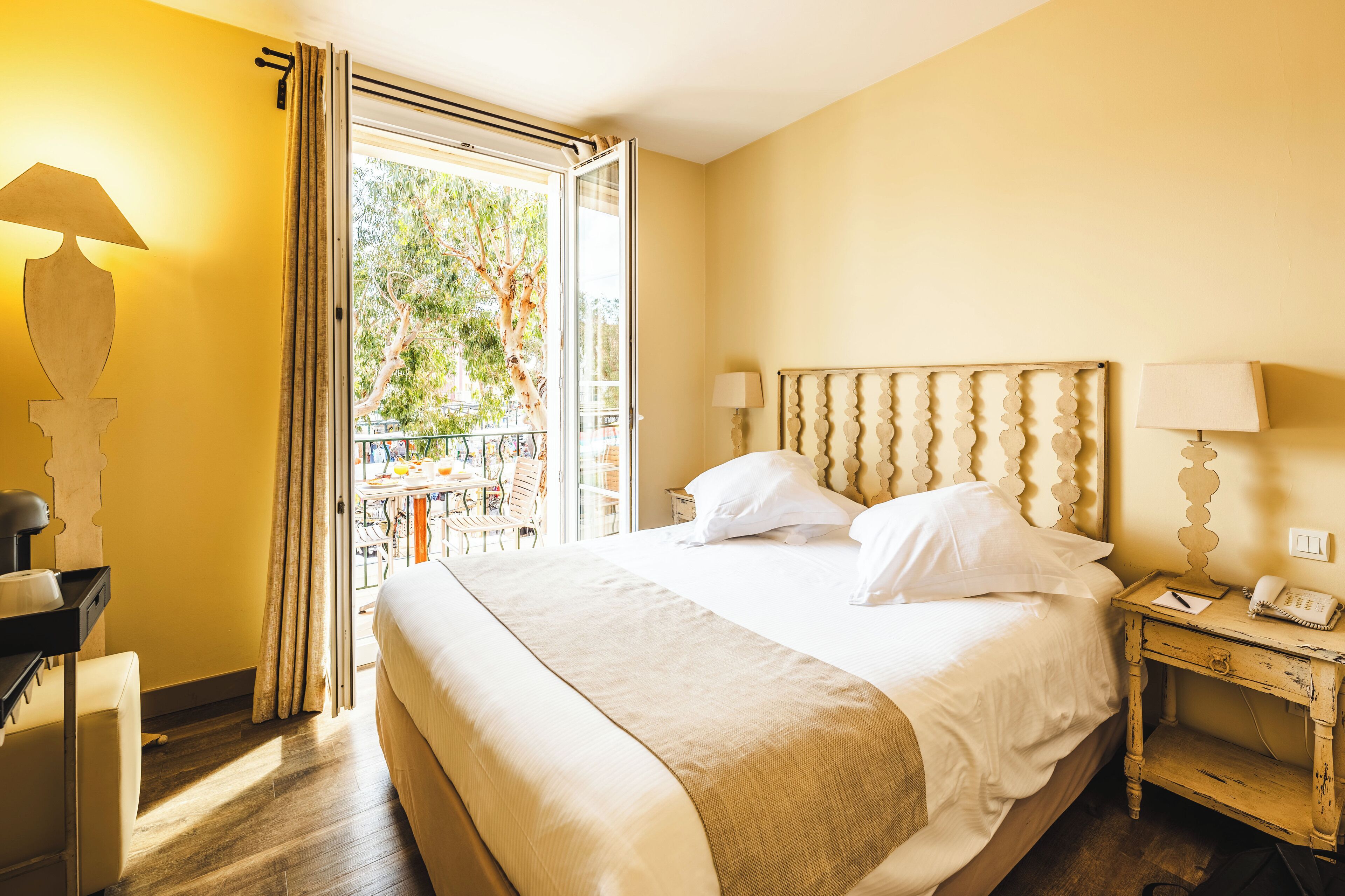 Chambre, balcon, vue ville