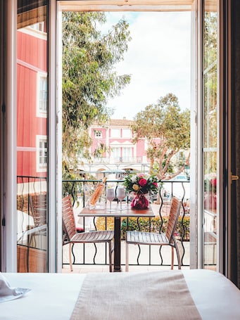Minibar, caja de seguridad en la habitación, escritorio y wifi gratis . Le Suffren Hotel, Golfe de Saint-Tropez