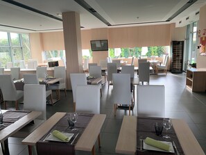 Se sirven cenas y cocina local