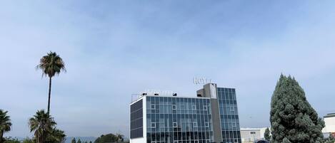 A modern building with a sign that reads "PLANAPARC HOTEL" on top.