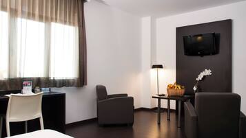 Comfort studio suite | Donzen dekbedden, een kluis op de kamer, een bureau