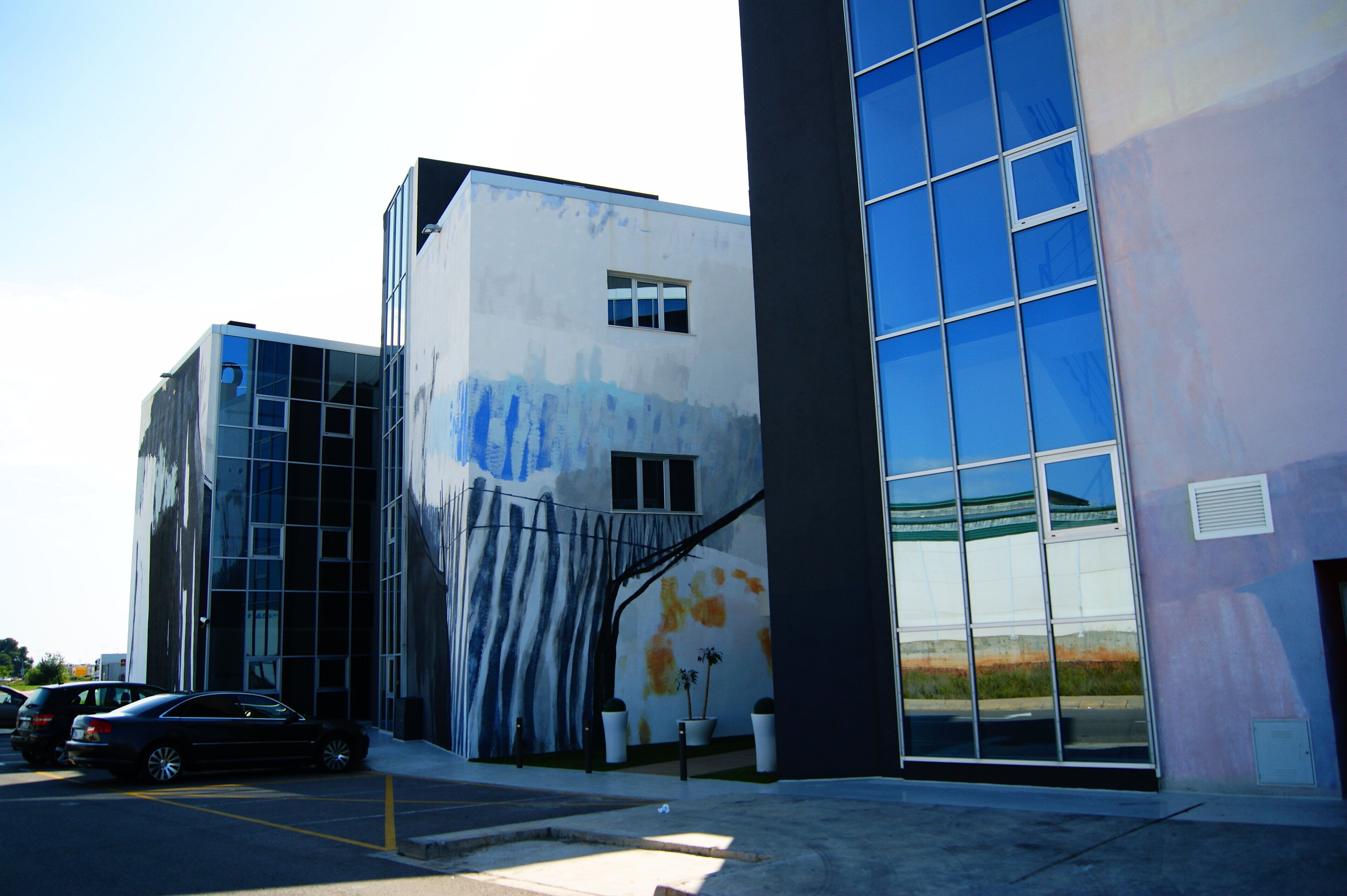 Vista frontal de la propiedad