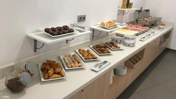 Desayuno buffet diario (EUR 10 por persona)