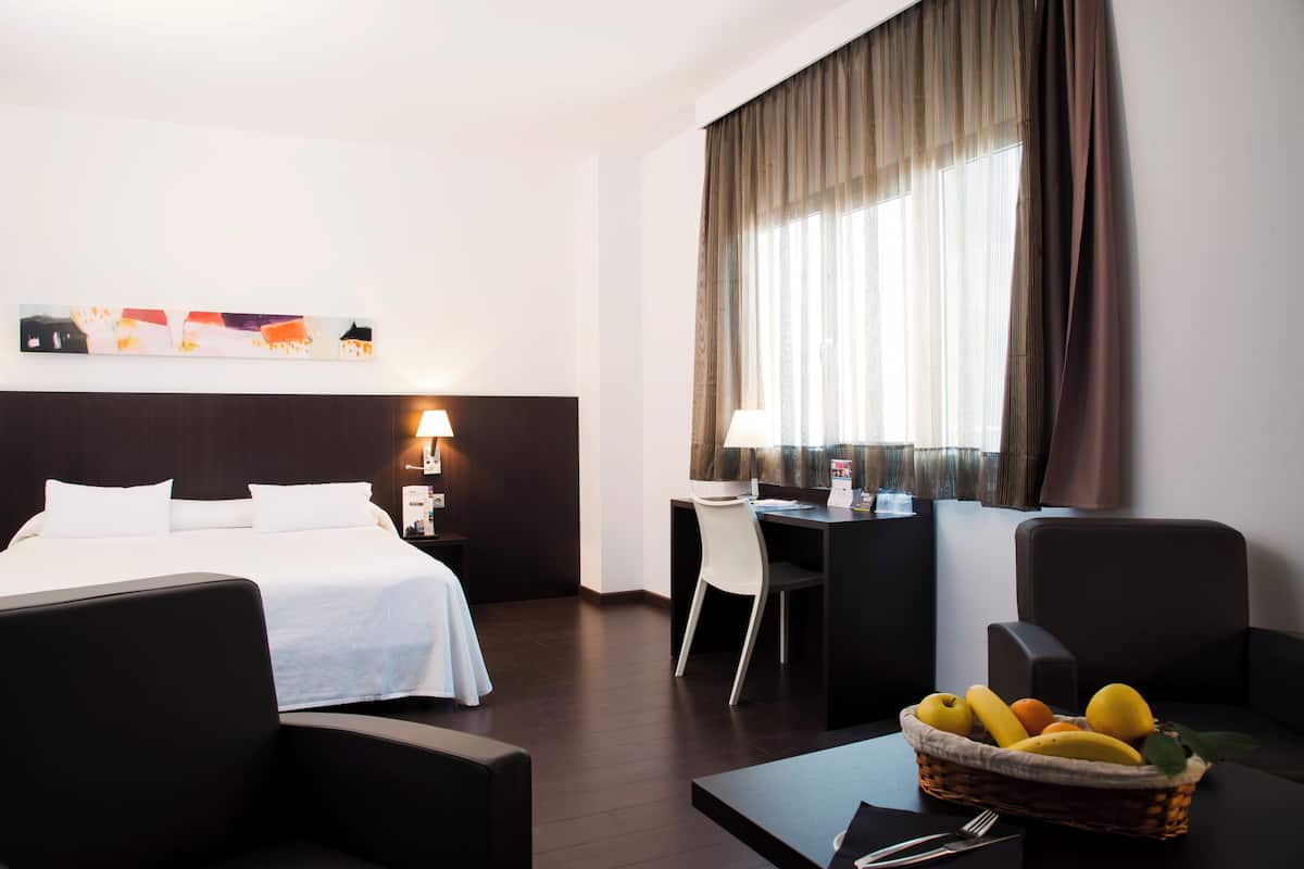 Couette en duvet d'oie, coffres-forts dans les chambres, bureau