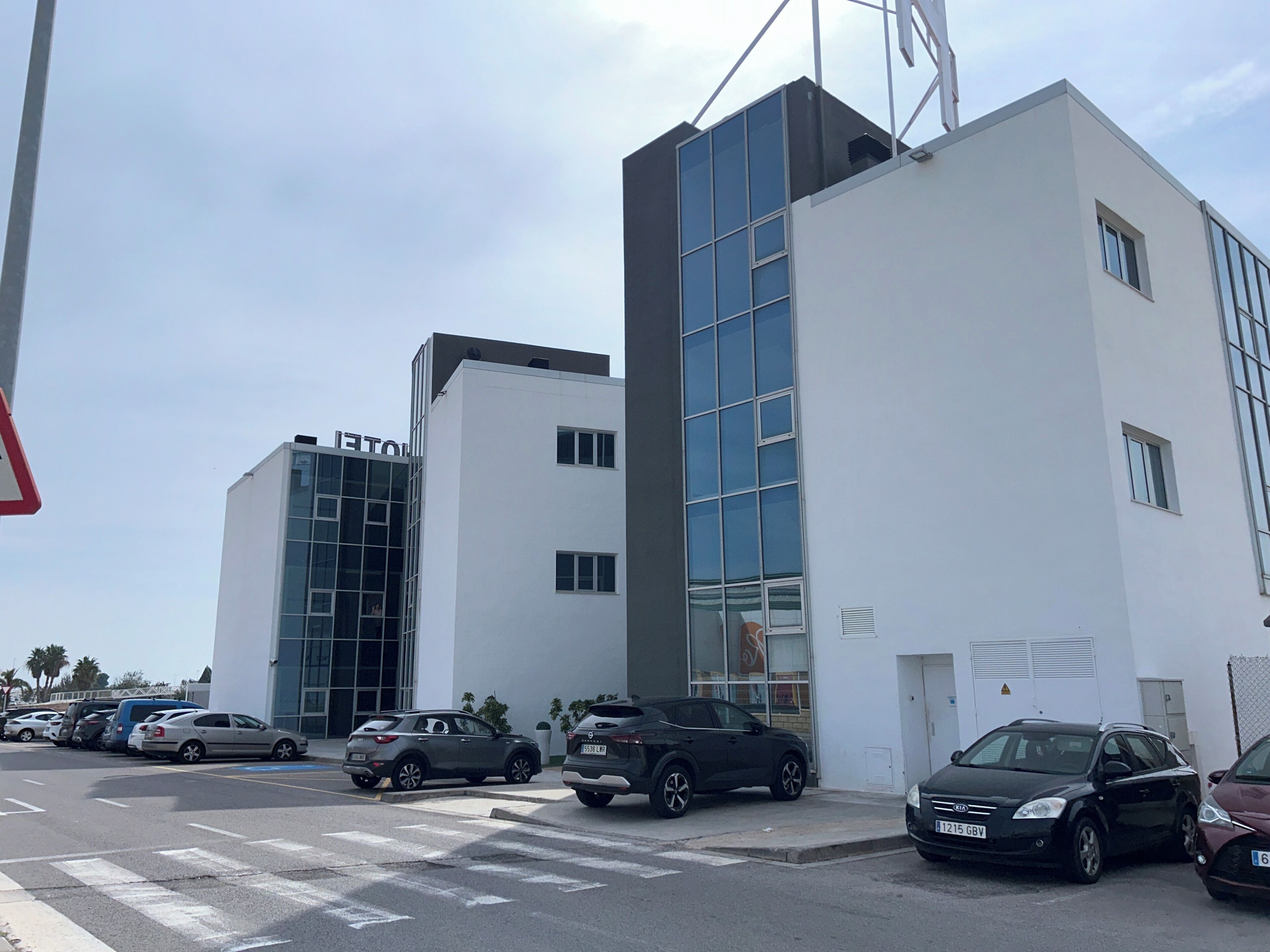 Un edificio moderno con un letrero que dice 