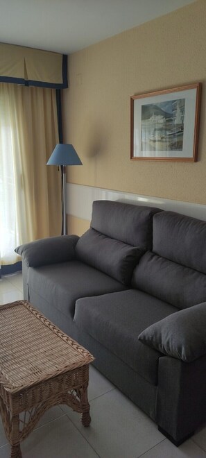 Condo, 1 Bedroom | Ruang tamu | TV 