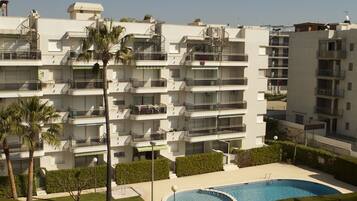 Kauden mukainen ulkouima-allas