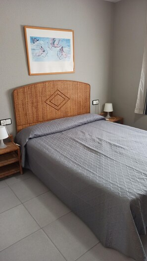 Condo, 2 Bedrooms | Seterika/papan seterika, katil bayi/kot (surcaj) 